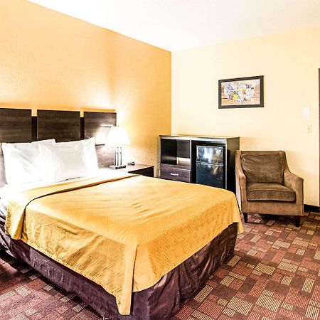 Econo Lodge Уотъртаун Екстериор снимка