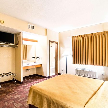 Econo Lodge Уотъртаун Екстериор снимка