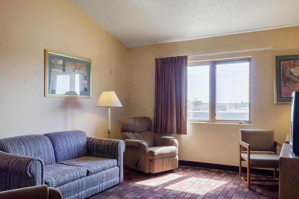 Econo Lodge Уотъртаун Екстериор снимка