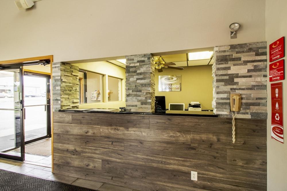 Econo Lodge Уотъртаун Екстериор снимка