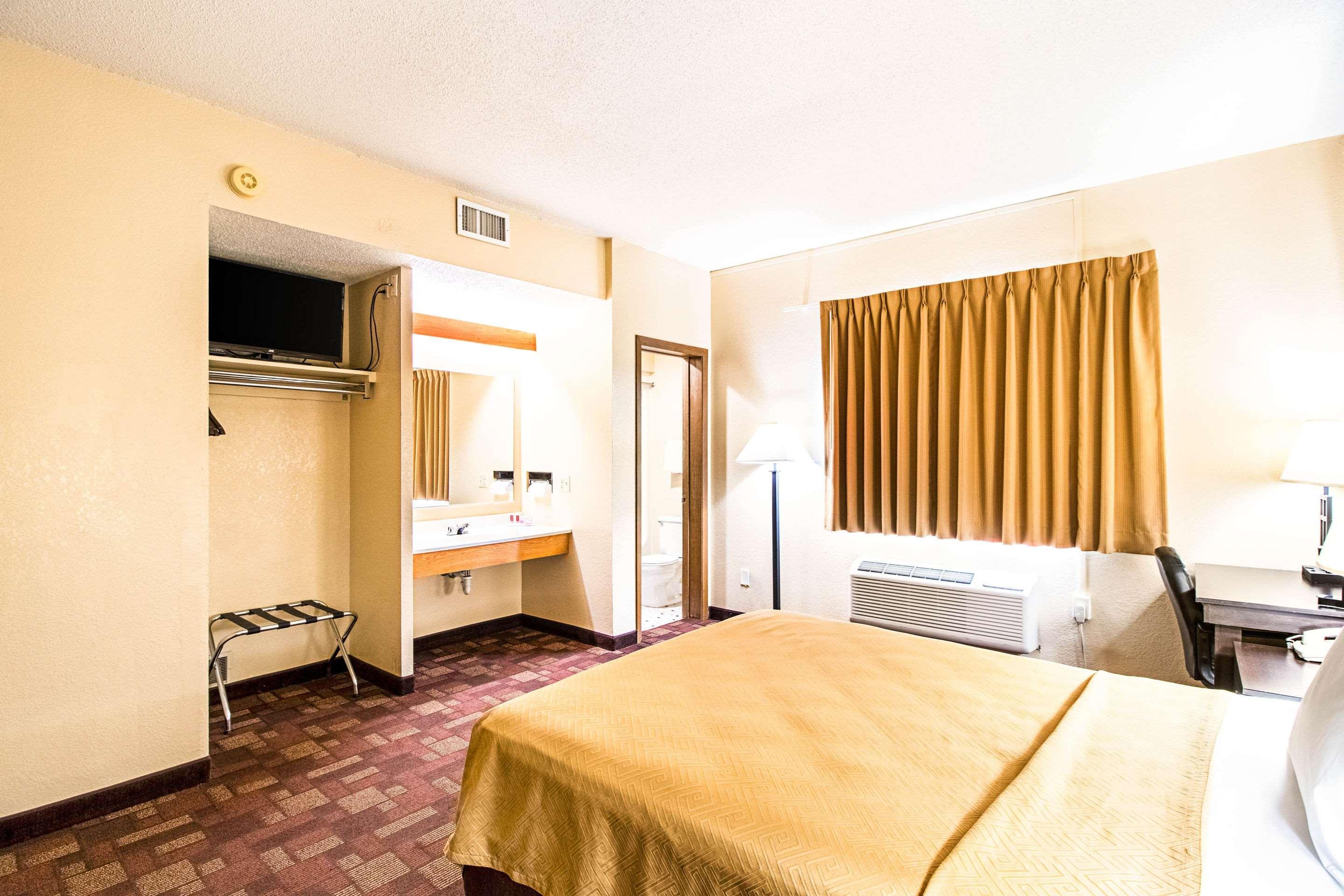 Econo Lodge Уотъртаун Екстериор снимка