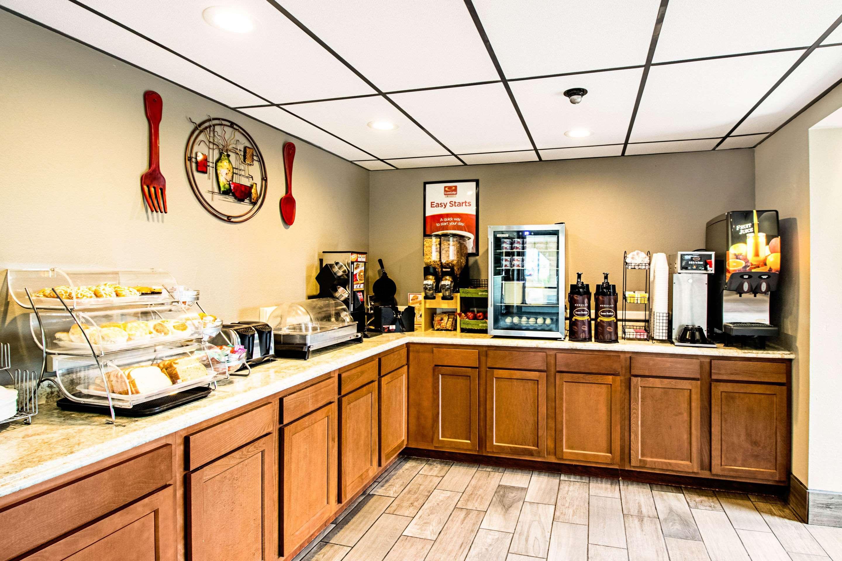 Econo Lodge Уотъртаун Екстериор снимка