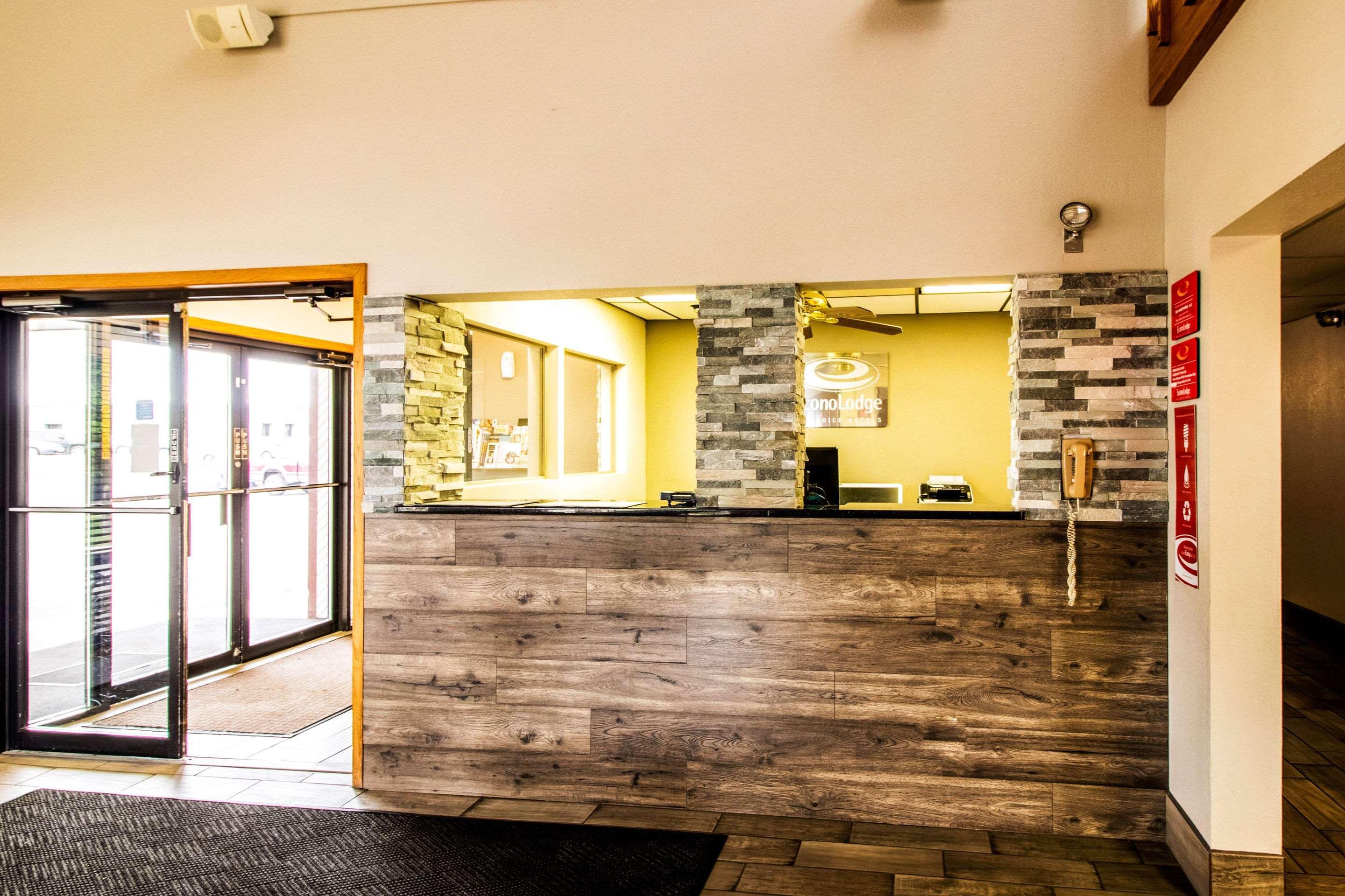 Econo Lodge Уотъртаун Екстериор снимка