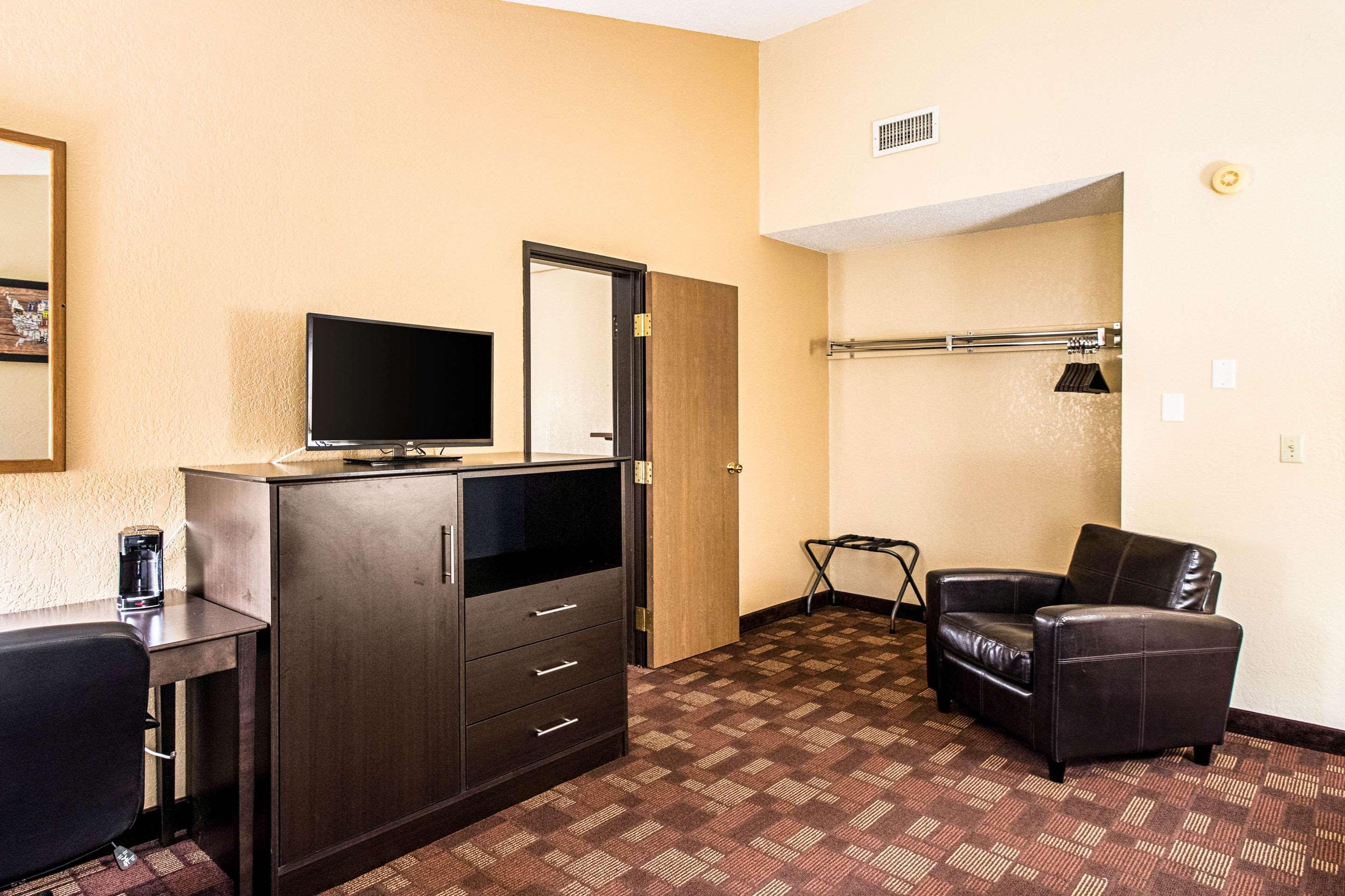 Econo Lodge Уотъртаун Екстериор снимка