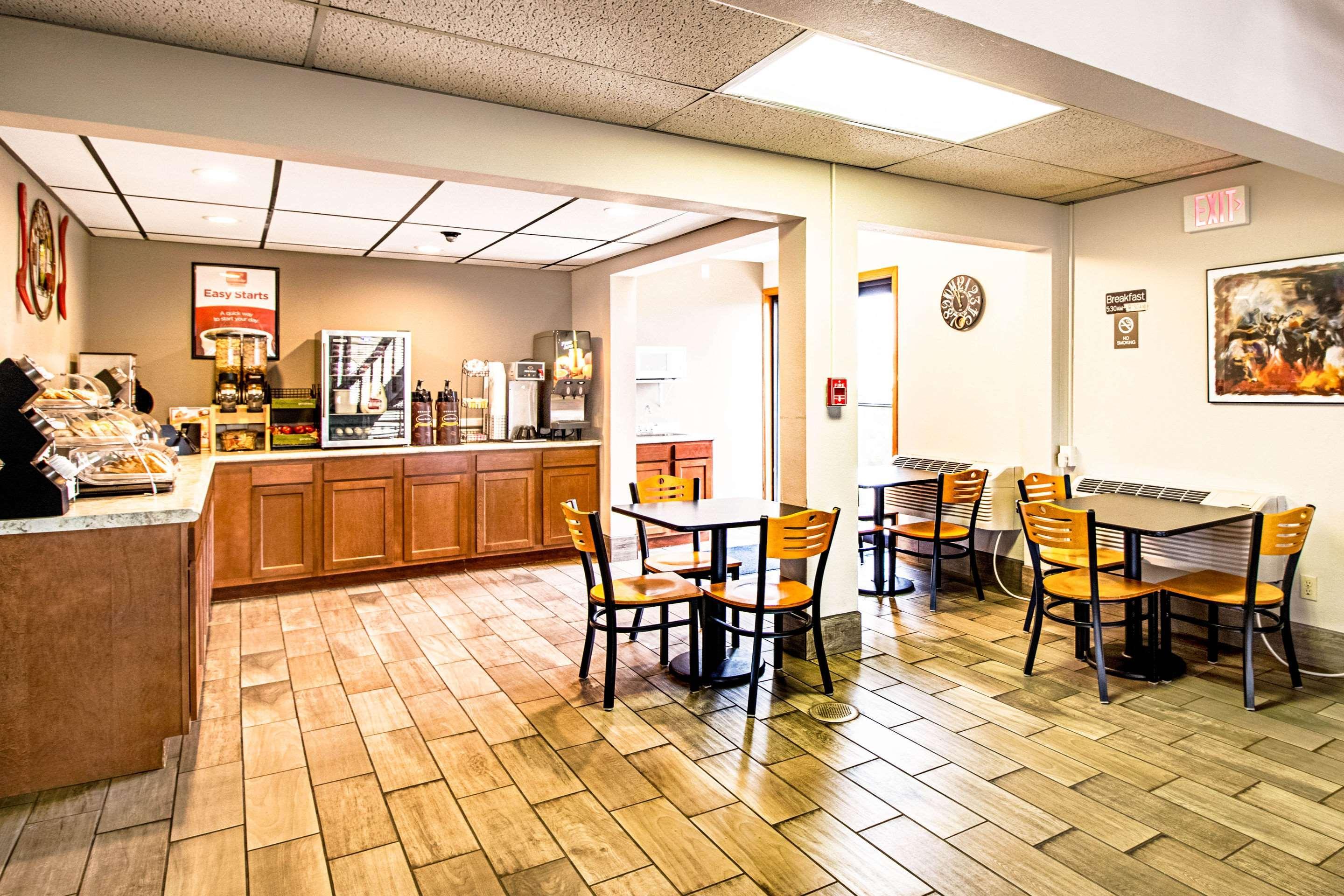 Econo Lodge Уотъртаун Екстериор снимка