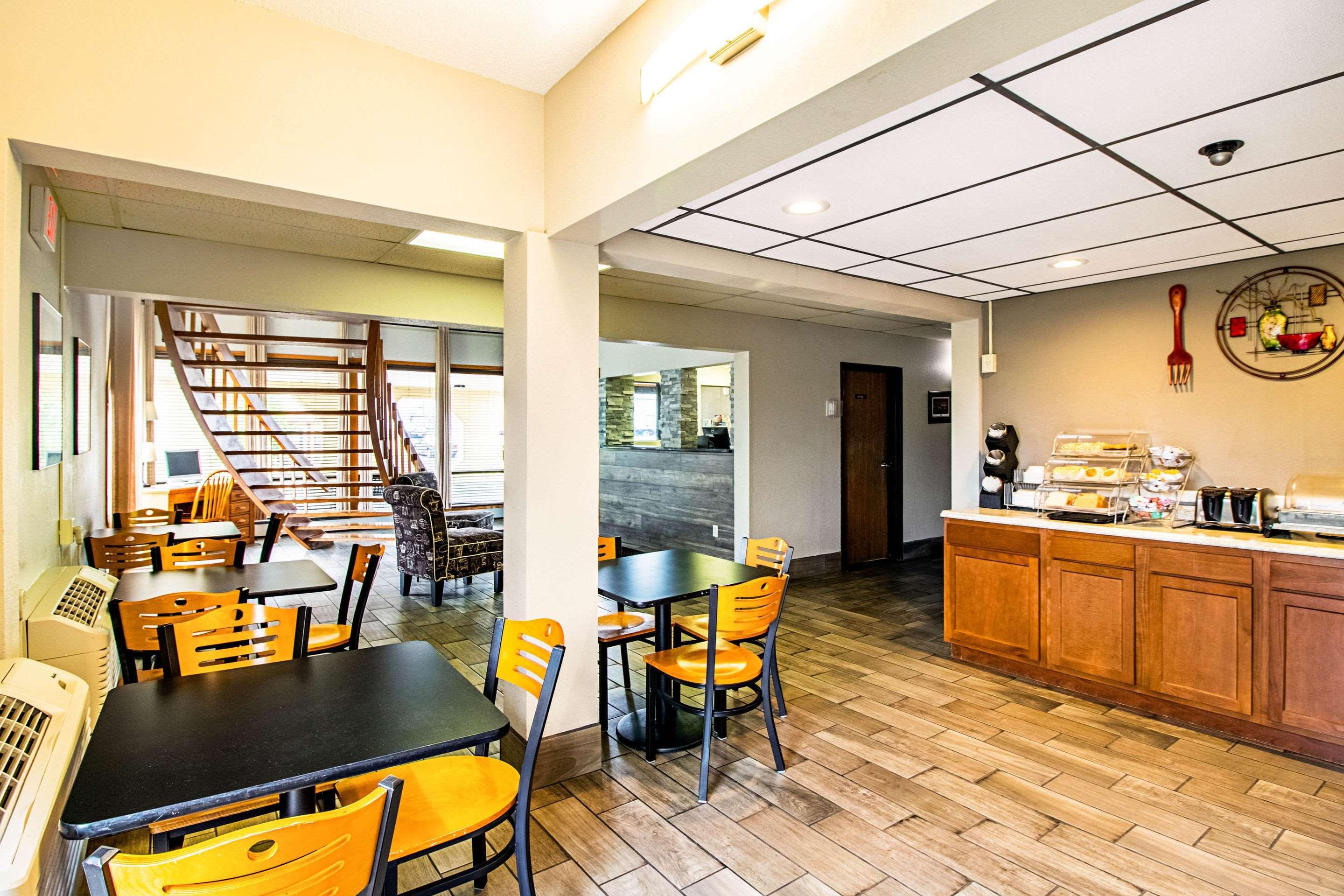 Econo Lodge Уотъртаун Екстериор снимка