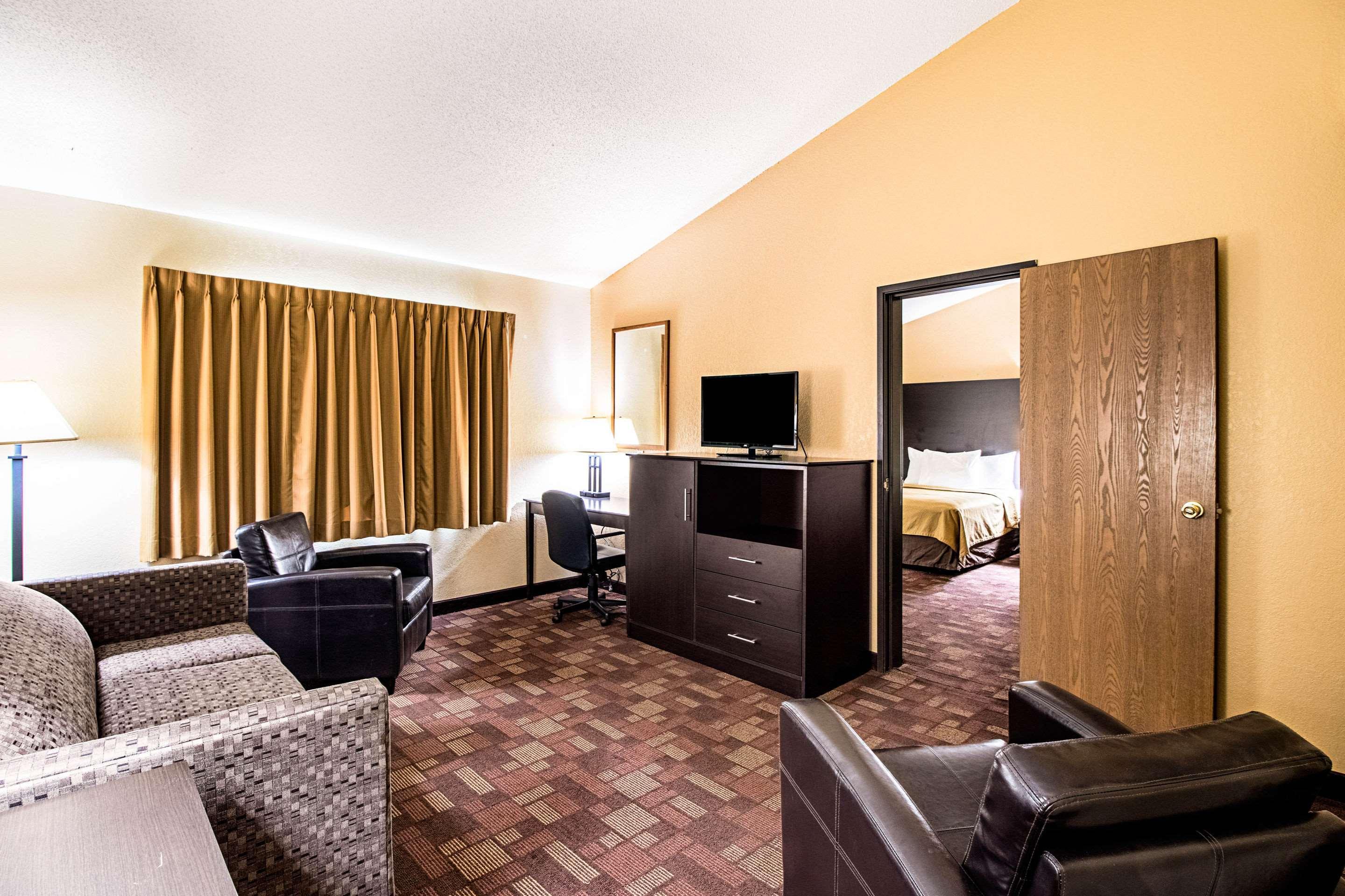 Econo Lodge Уотъртаун Екстериор снимка
