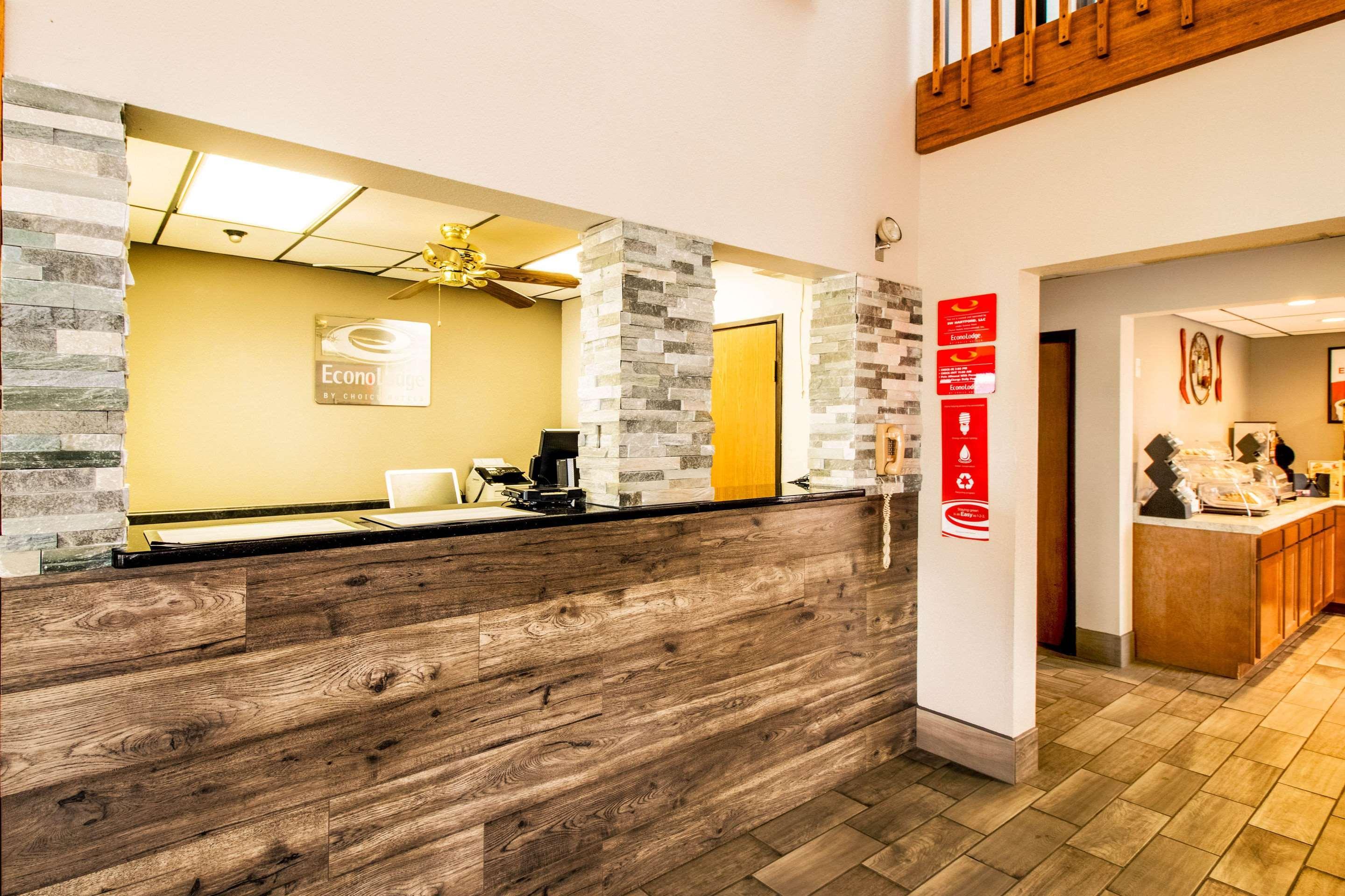 Econo Lodge Уотъртаун Екстериор снимка