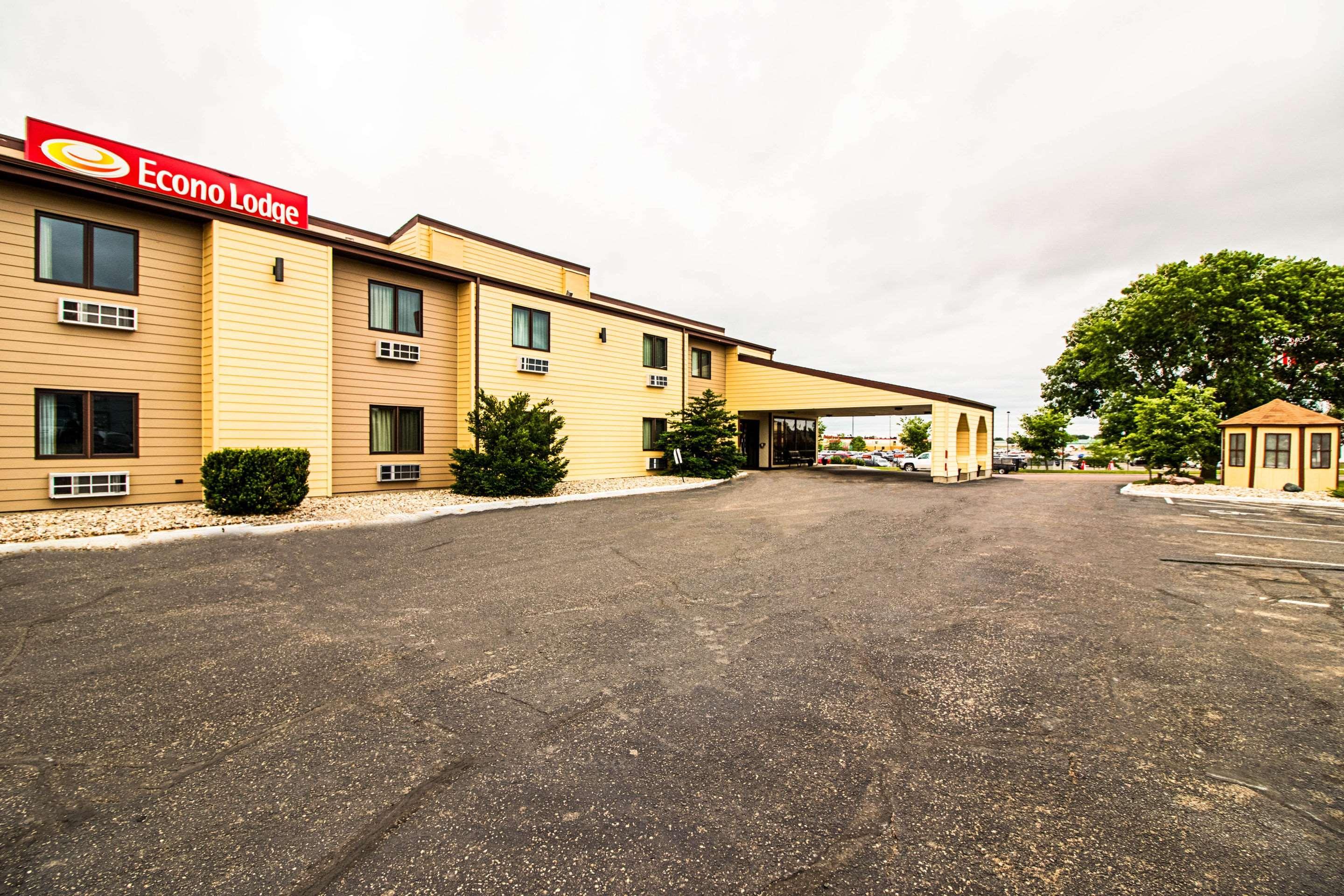 Econo Lodge Уотъртаун Екстериор снимка
