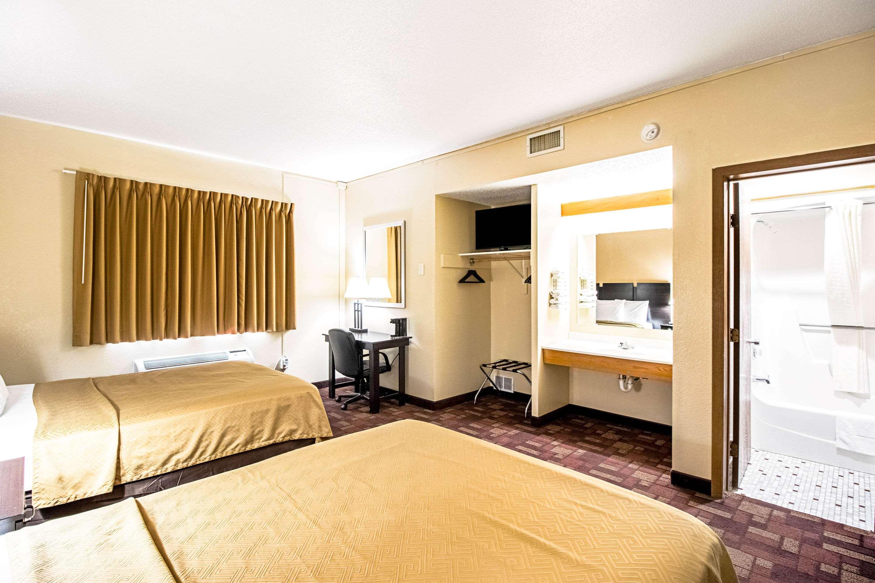 Econo Lodge Уотъртаун Екстериор снимка