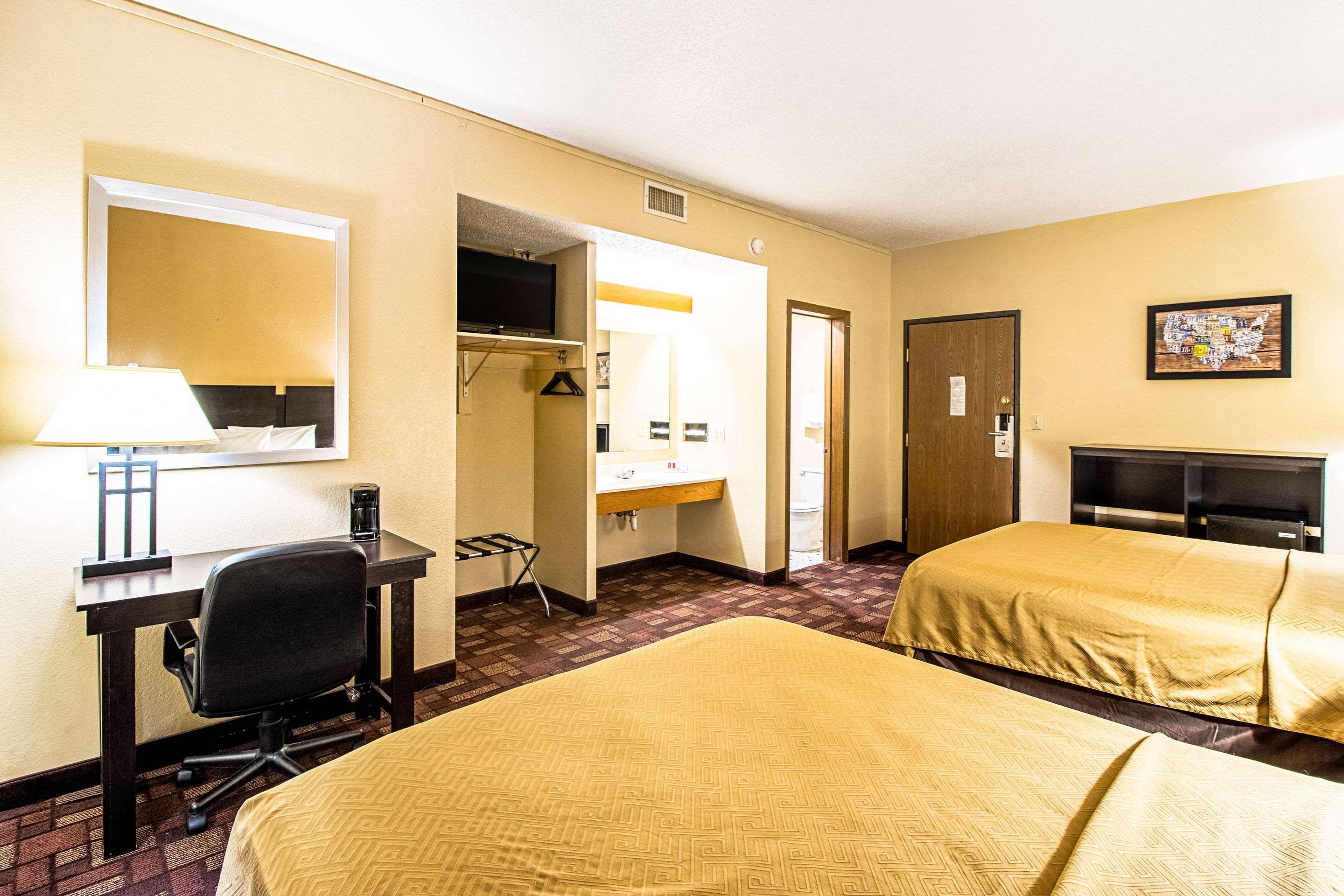 Econo Lodge Уотъртаун Екстериор снимка