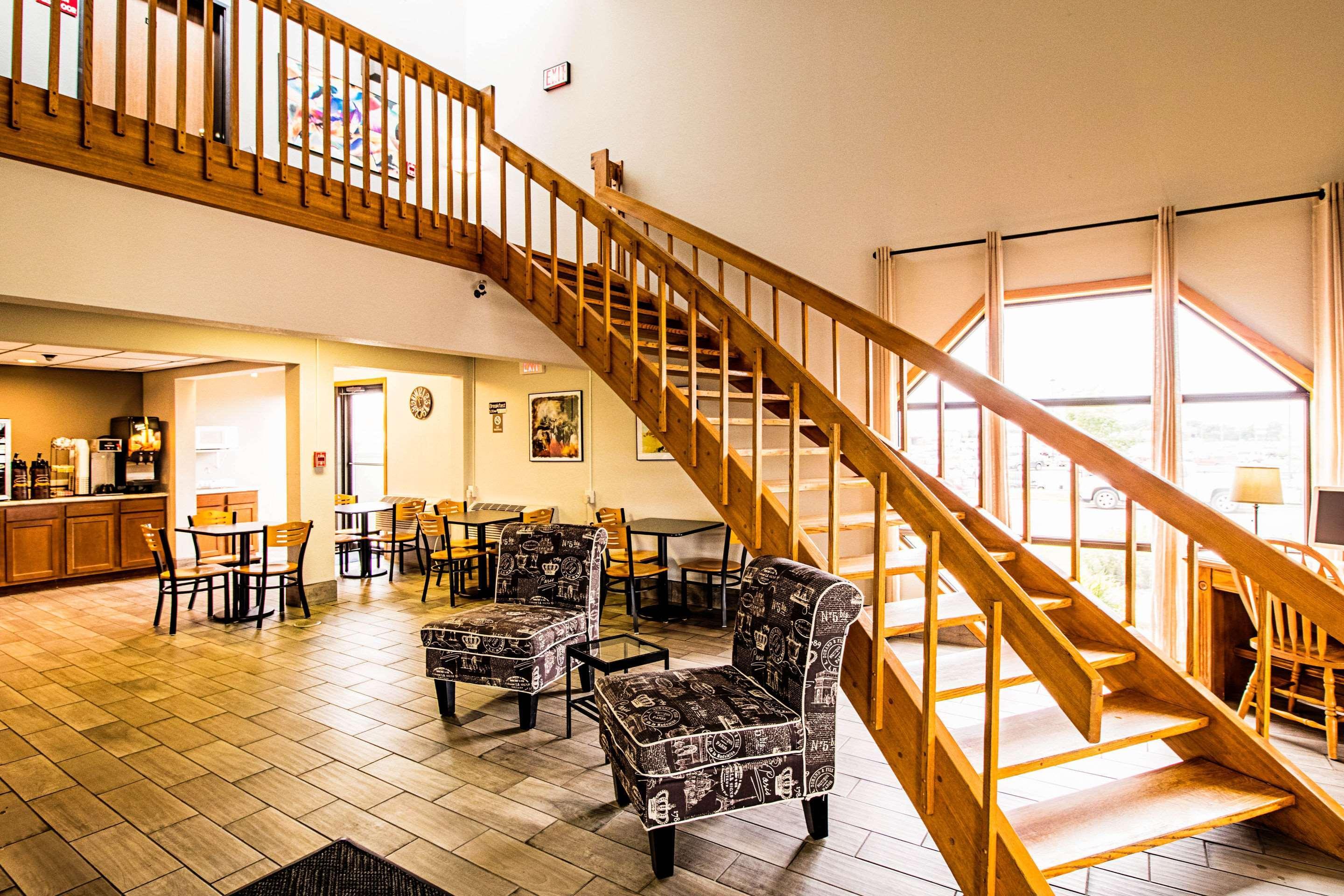Econo Lodge Уотъртаун Екстериор снимка