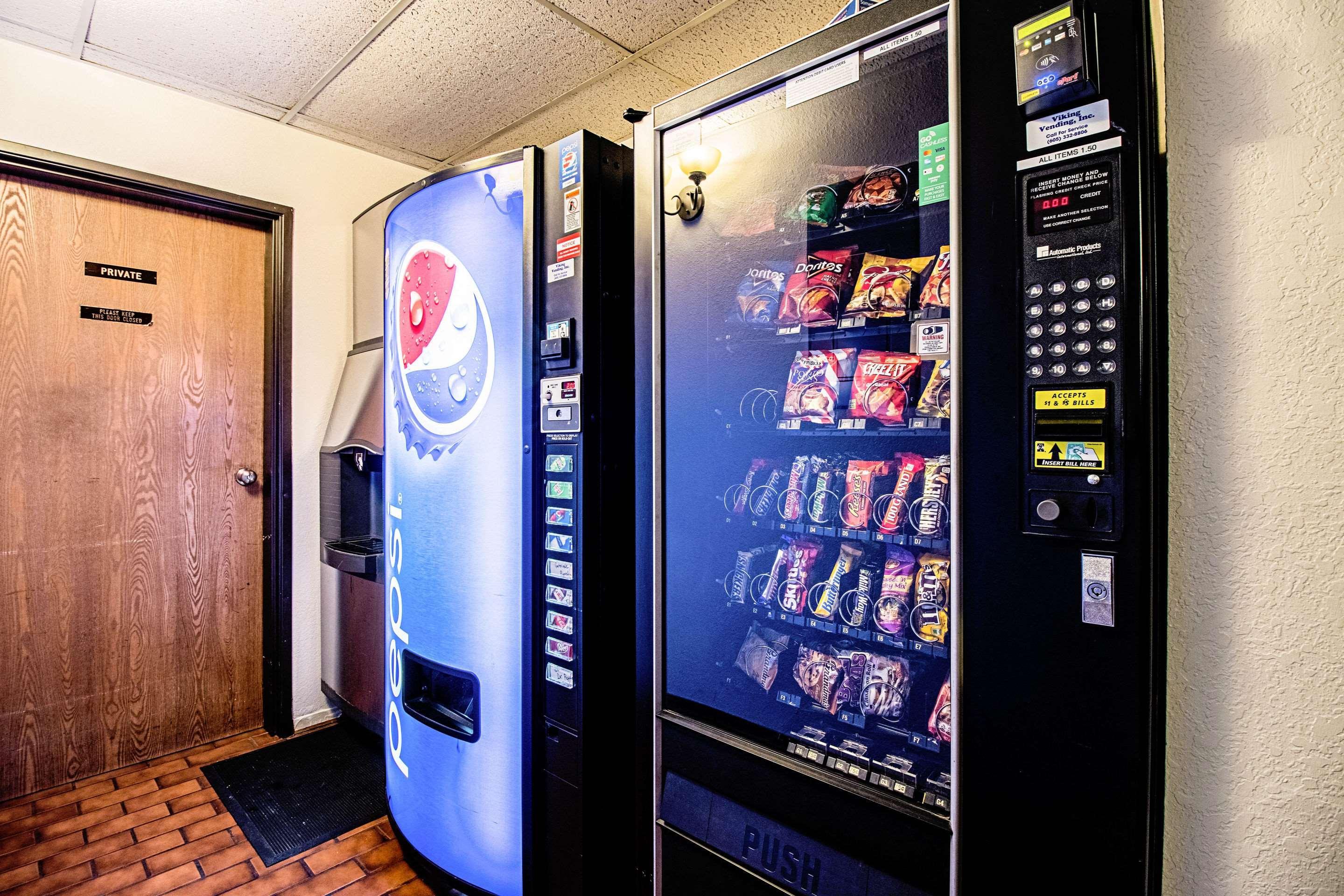 Econo Lodge Уотъртаун Екстериор снимка