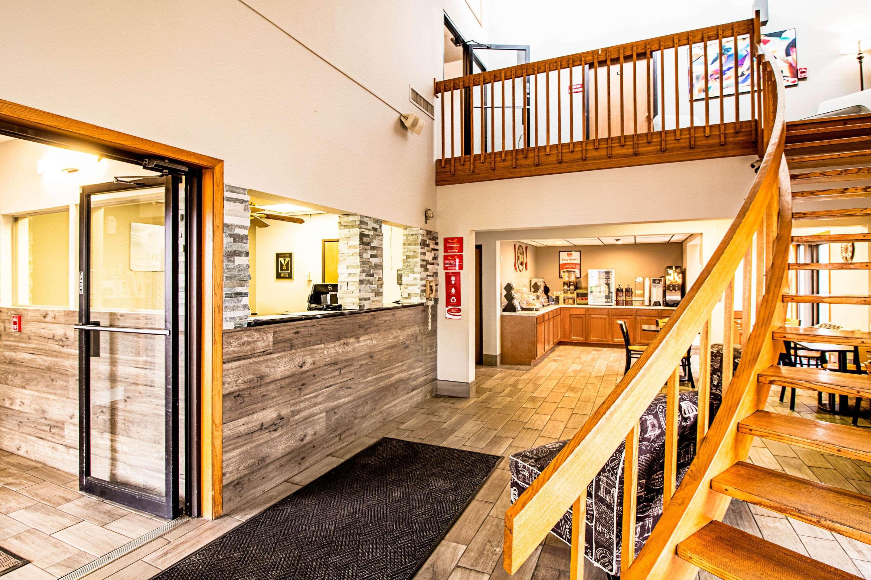 Econo Lodge Уотъртаун Екстериор снимка