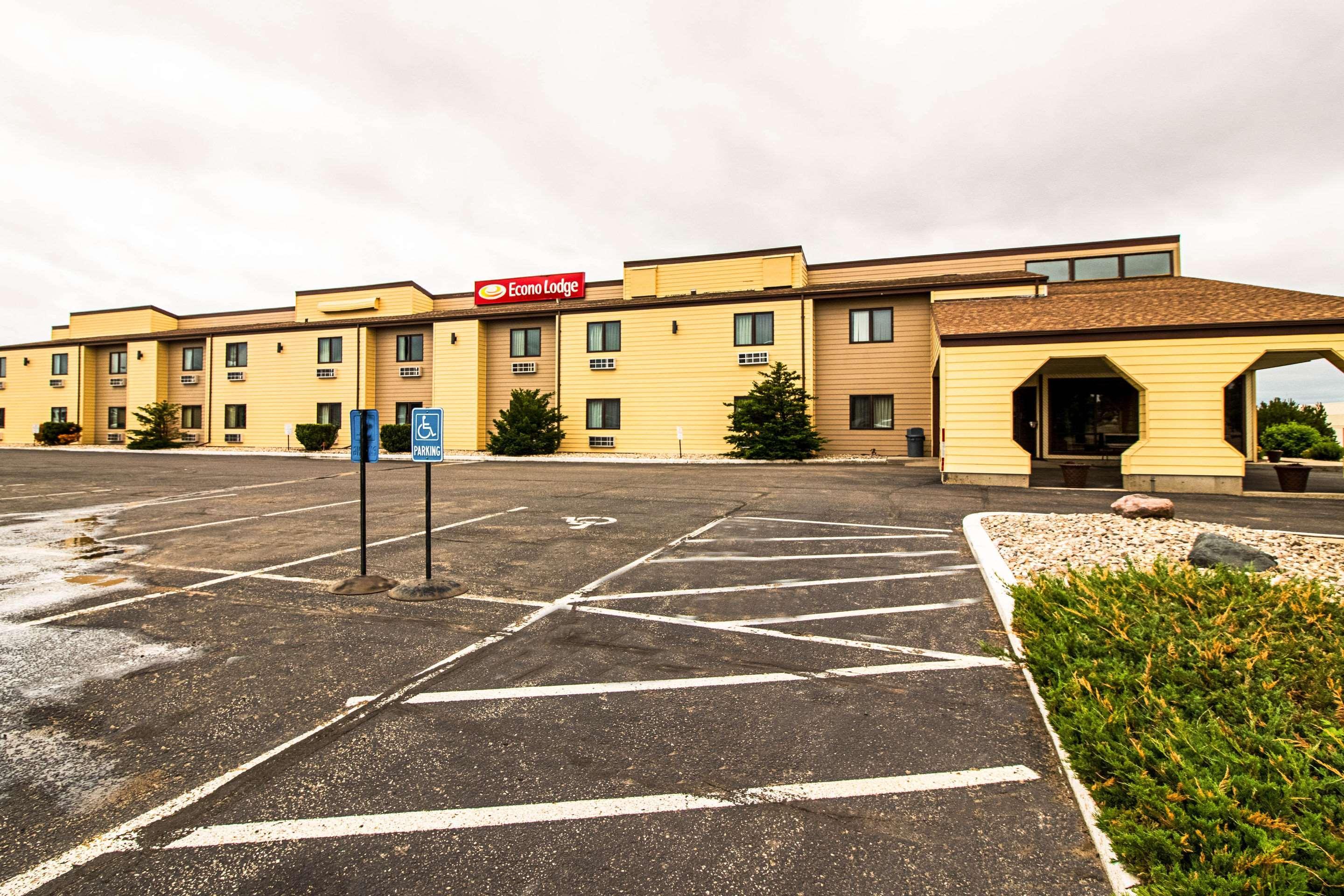 Econo Lodge Уотъртаун Екстериор снимка