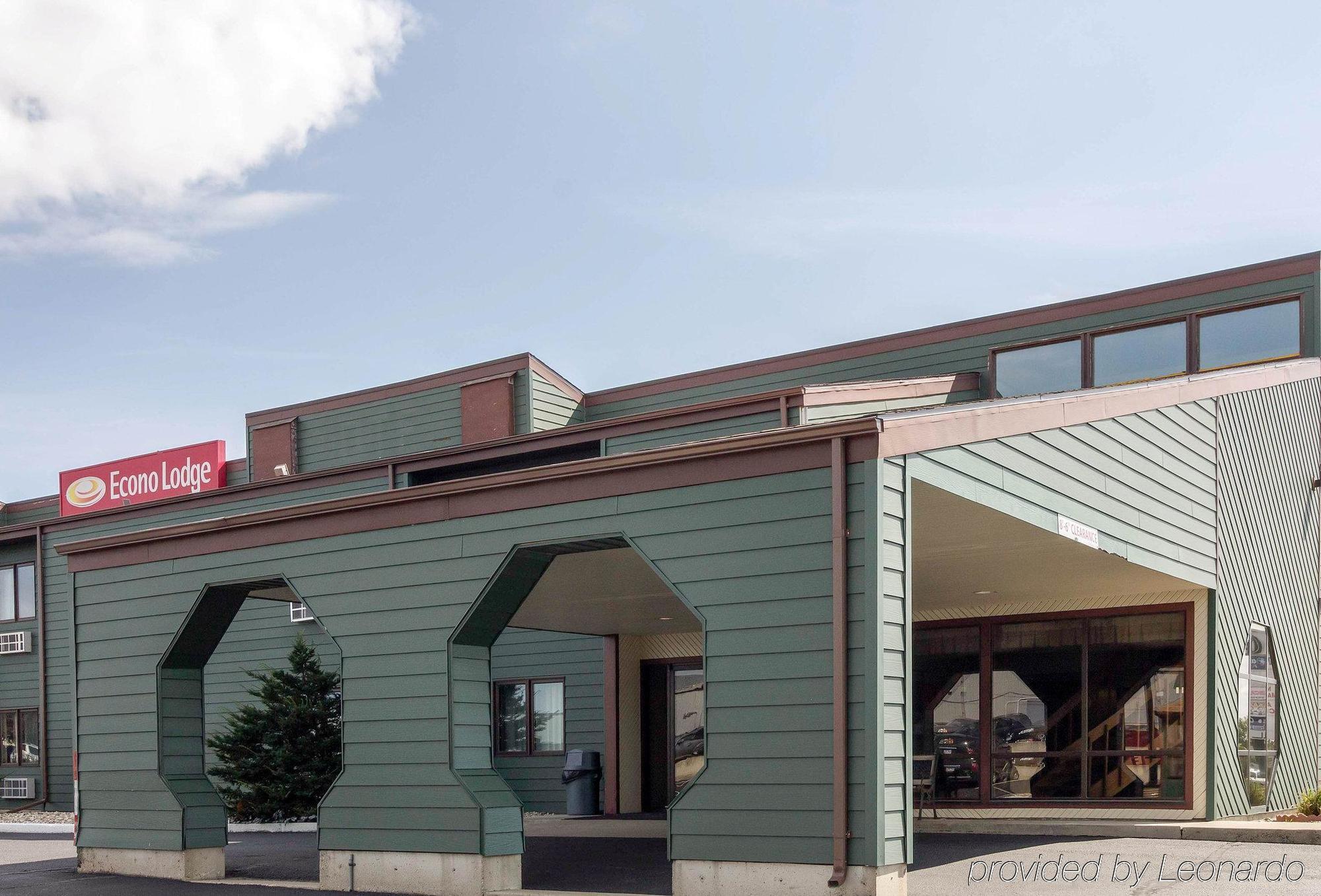 Econo Lodge Уотъртаун Екстериор снимка