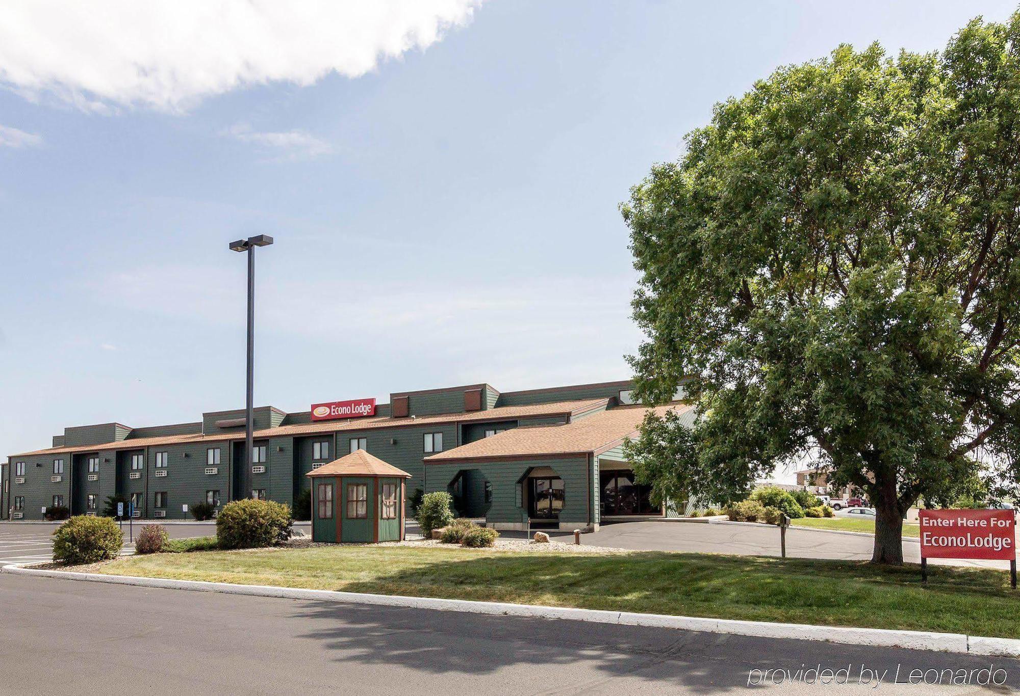 Econo Lodge Уотъртаун Екстериор снимка