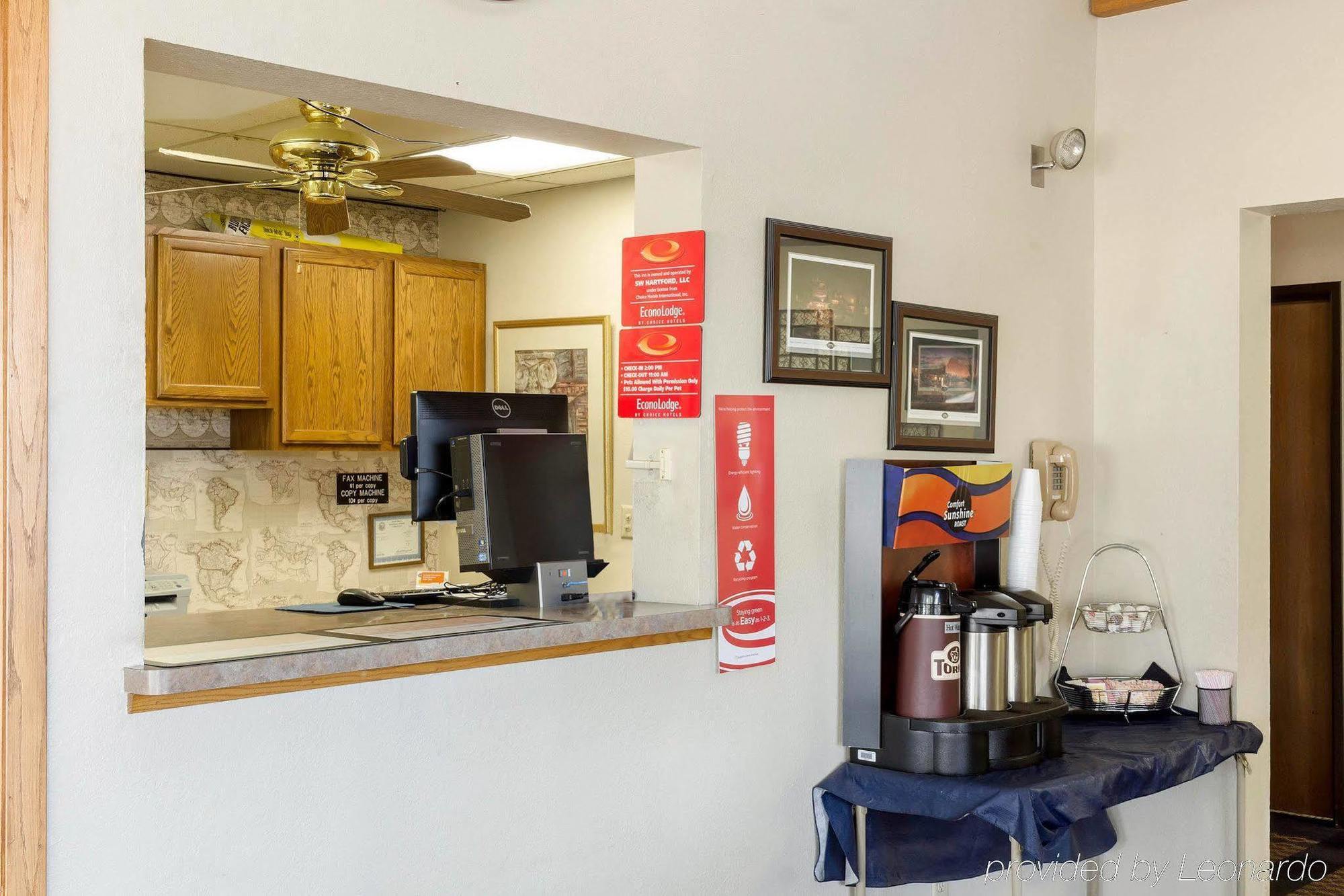 Econo Lodge Уотъртаун Екстериор снимка