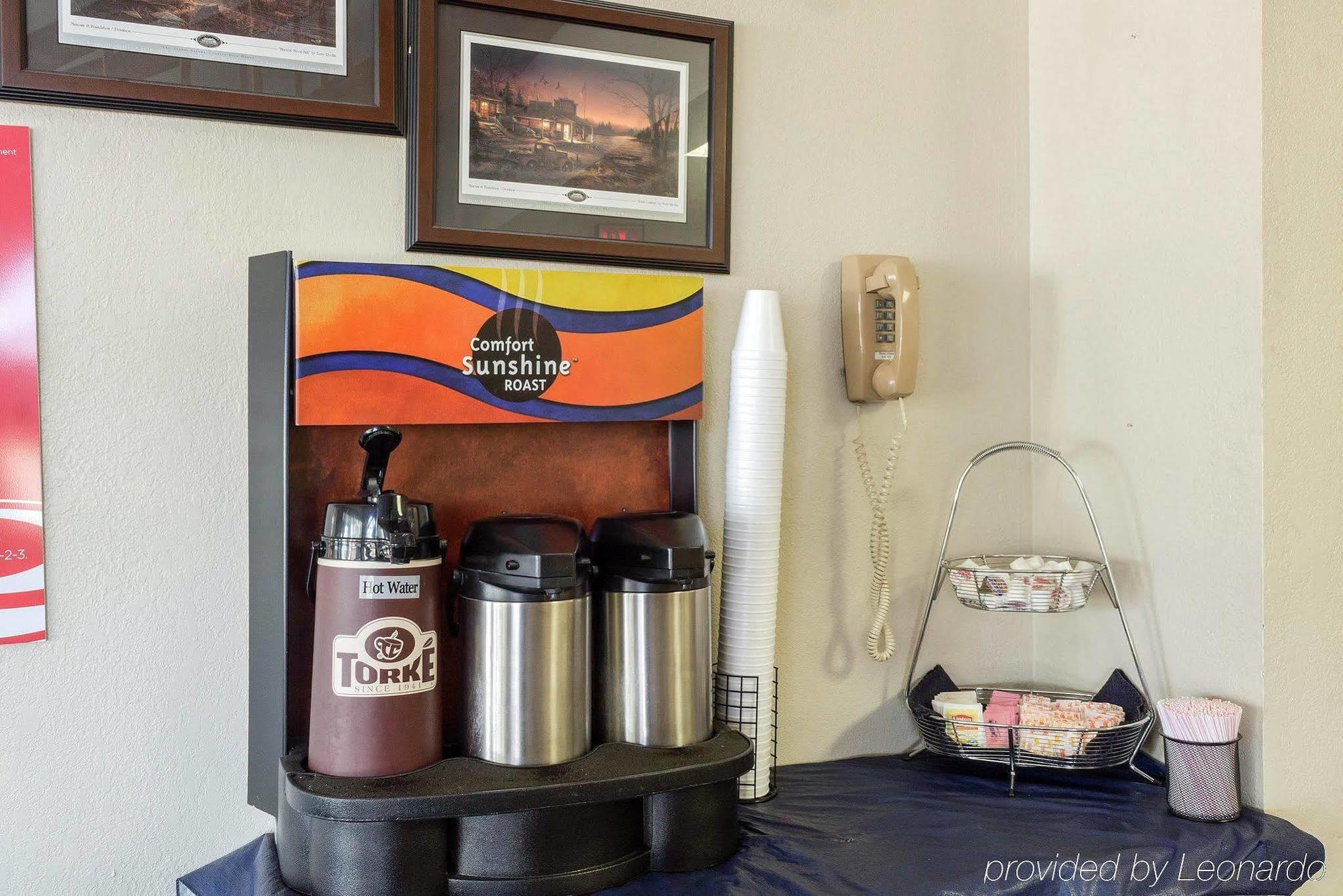 Econo Lodge Уотъртаун Екстериор снимка