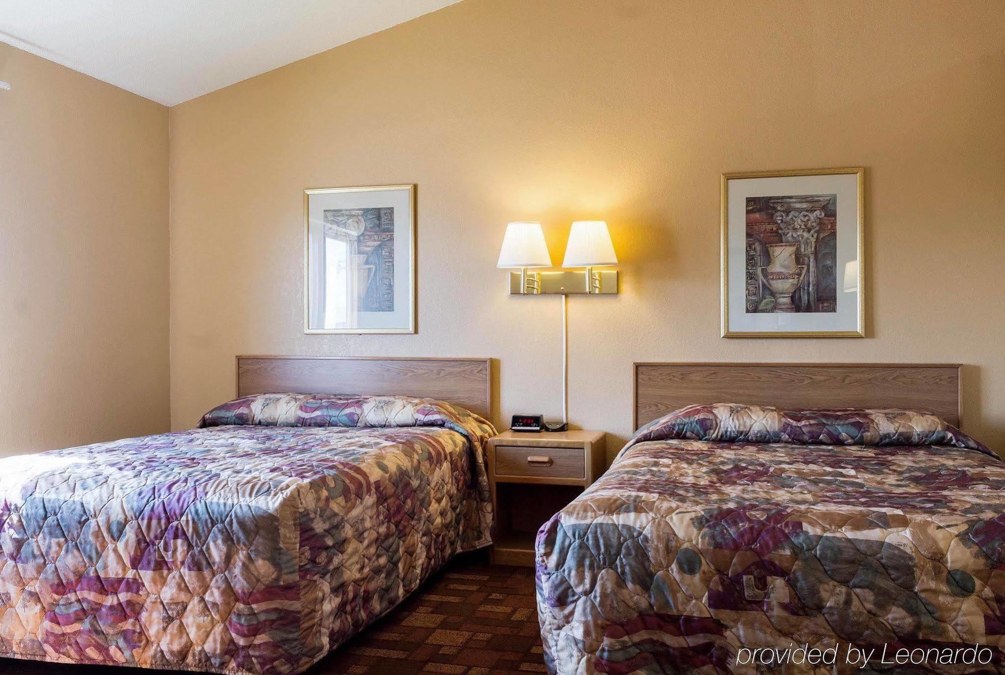 Econo Lodge Уотъртаун Екстериор снимка