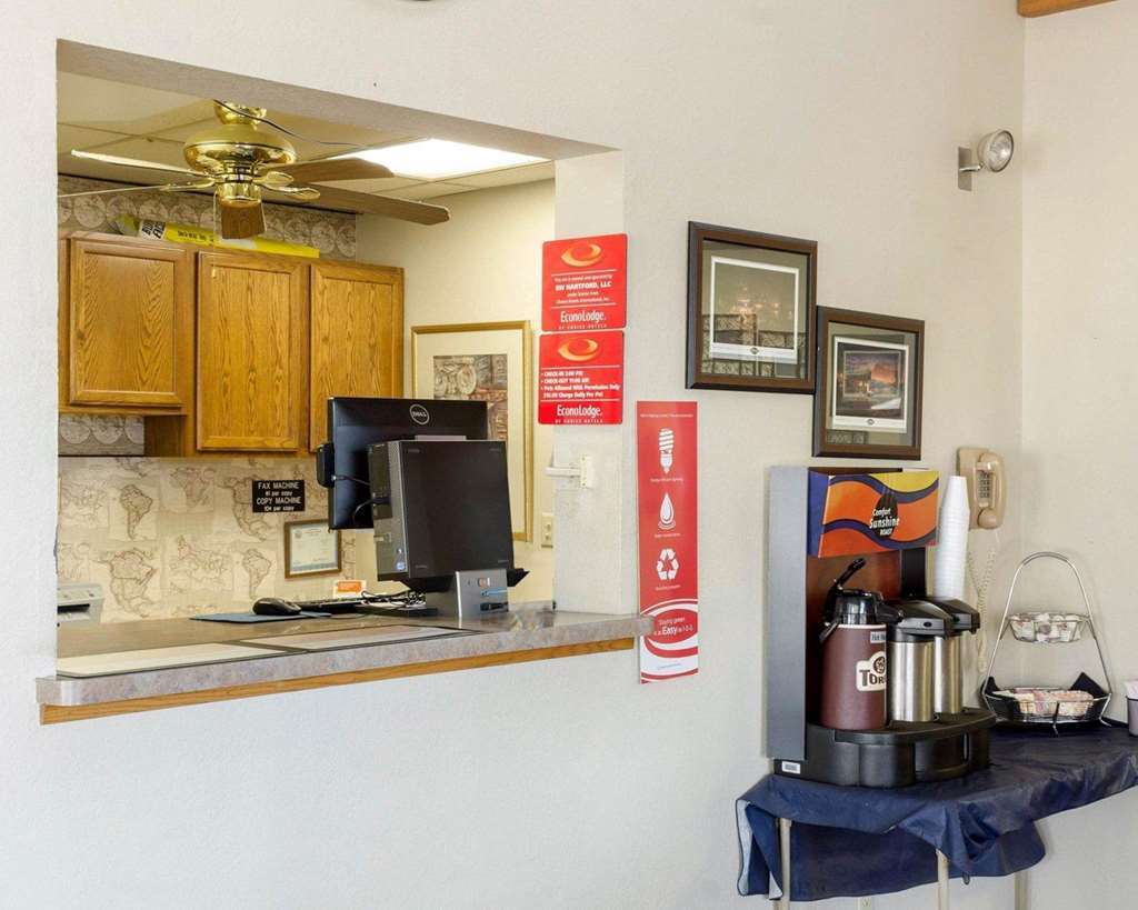 Econo Lodge Уотъртаун Интериор снимка