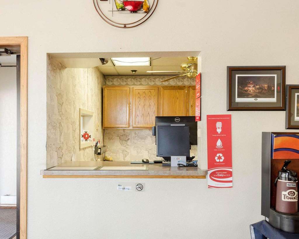 Econo Lodge Уотъртаун Интериор снимка