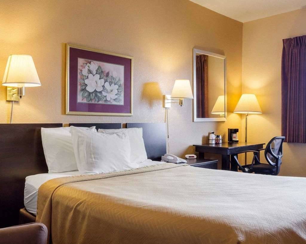 Econo Lodge Уотъртаун Стая снимка