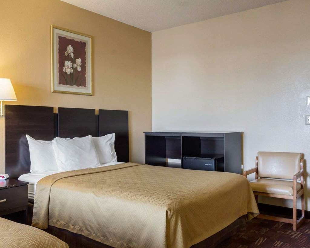 Econo Lodge Уотъртаун Стая снимка