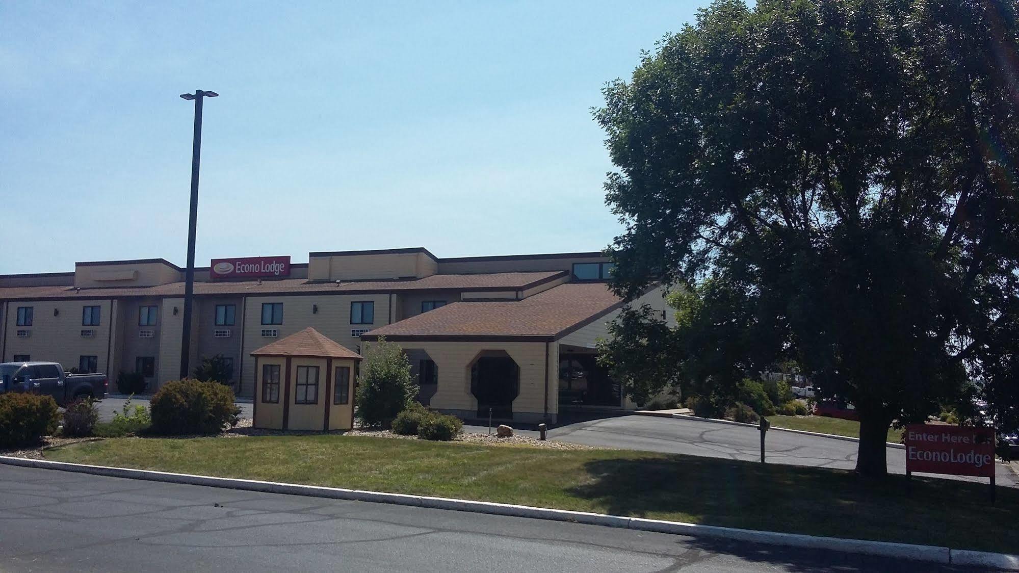 Econo Lodge Уотъртаун Екстериор снимка