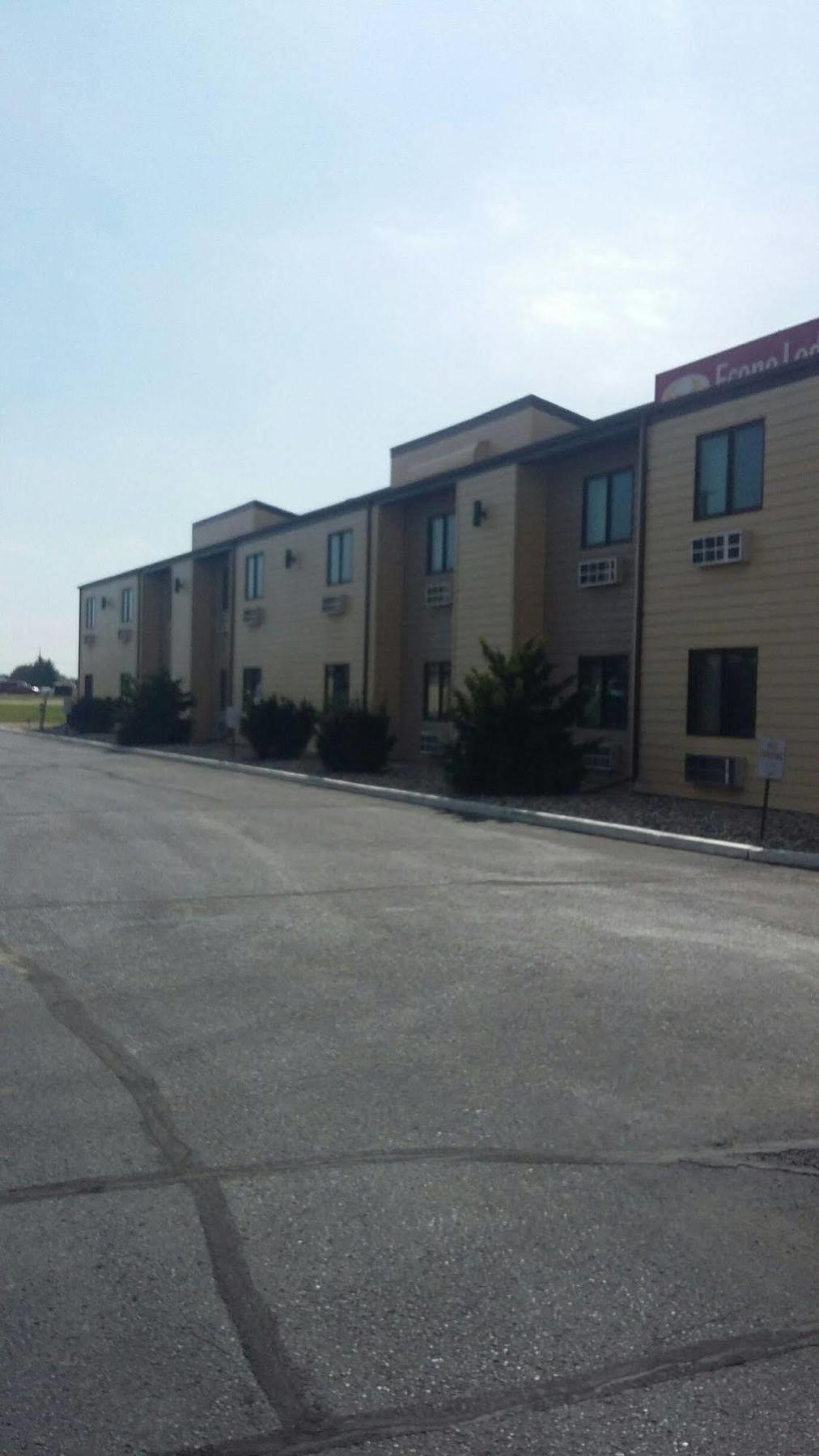 Econo Lodge Уотъртаун Екстериор снимка