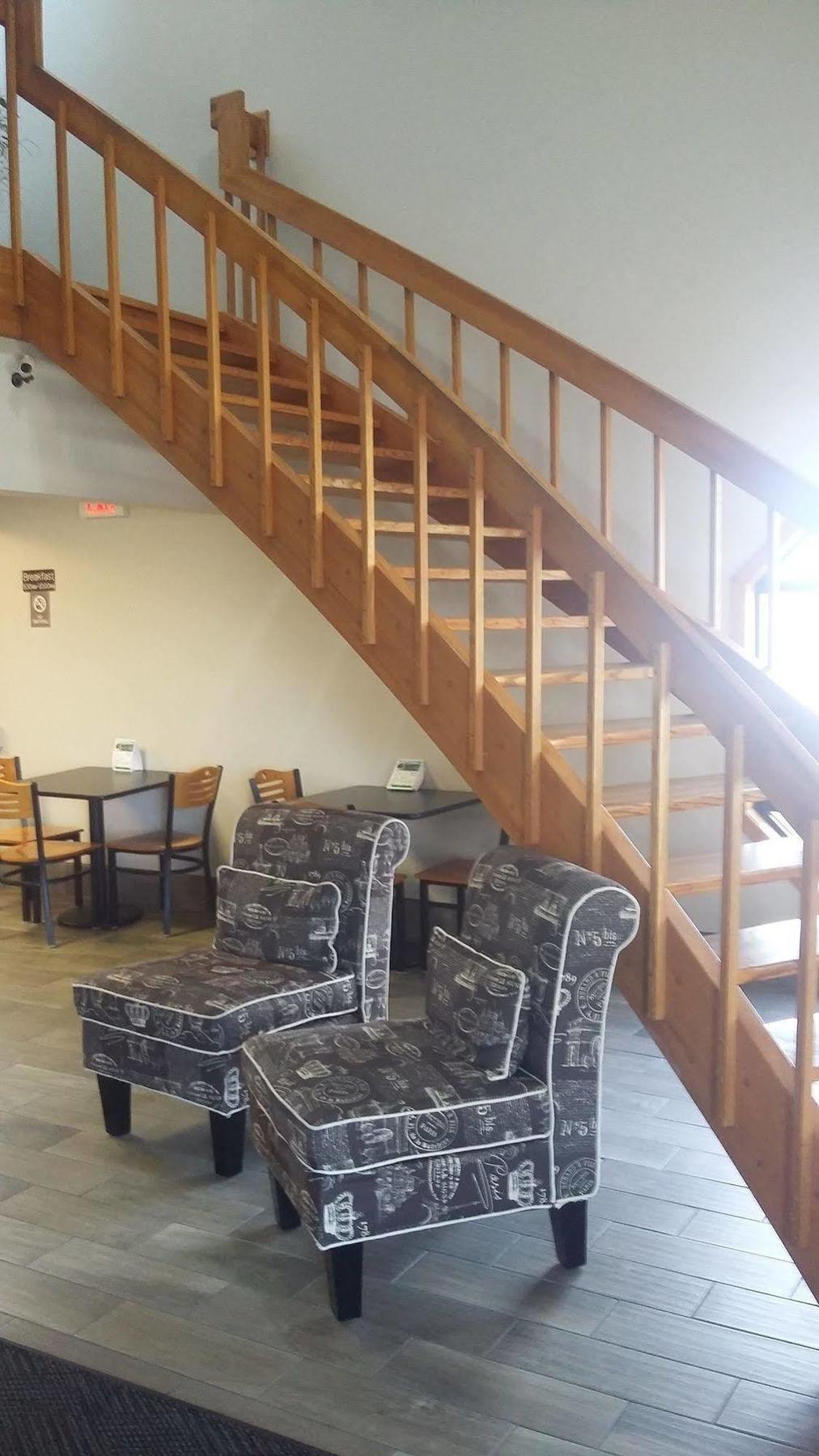 Econo Lodge Уотъртаун Екстериор снимка