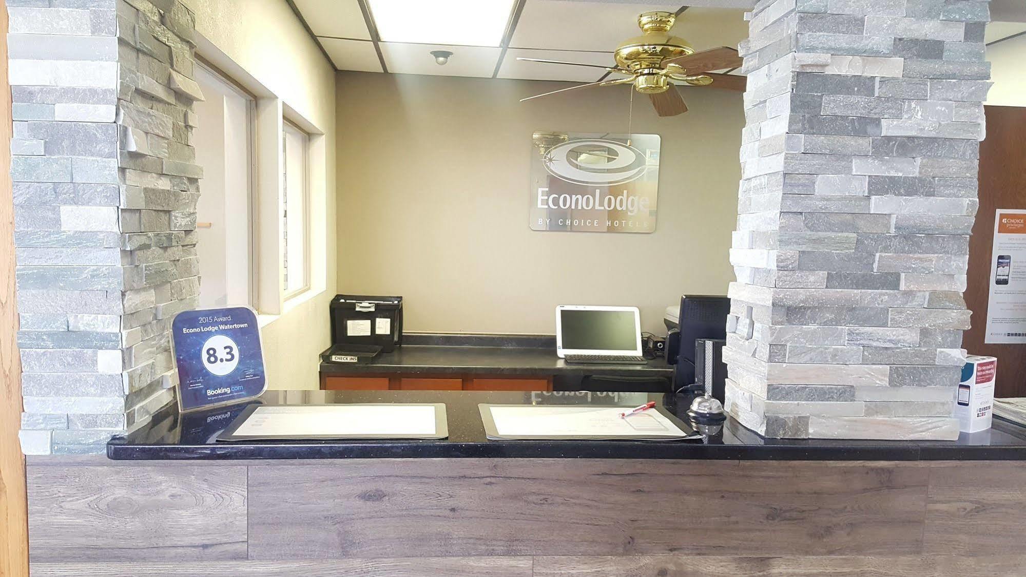 Econo Lodge Уотъртаун Екстериор снимка