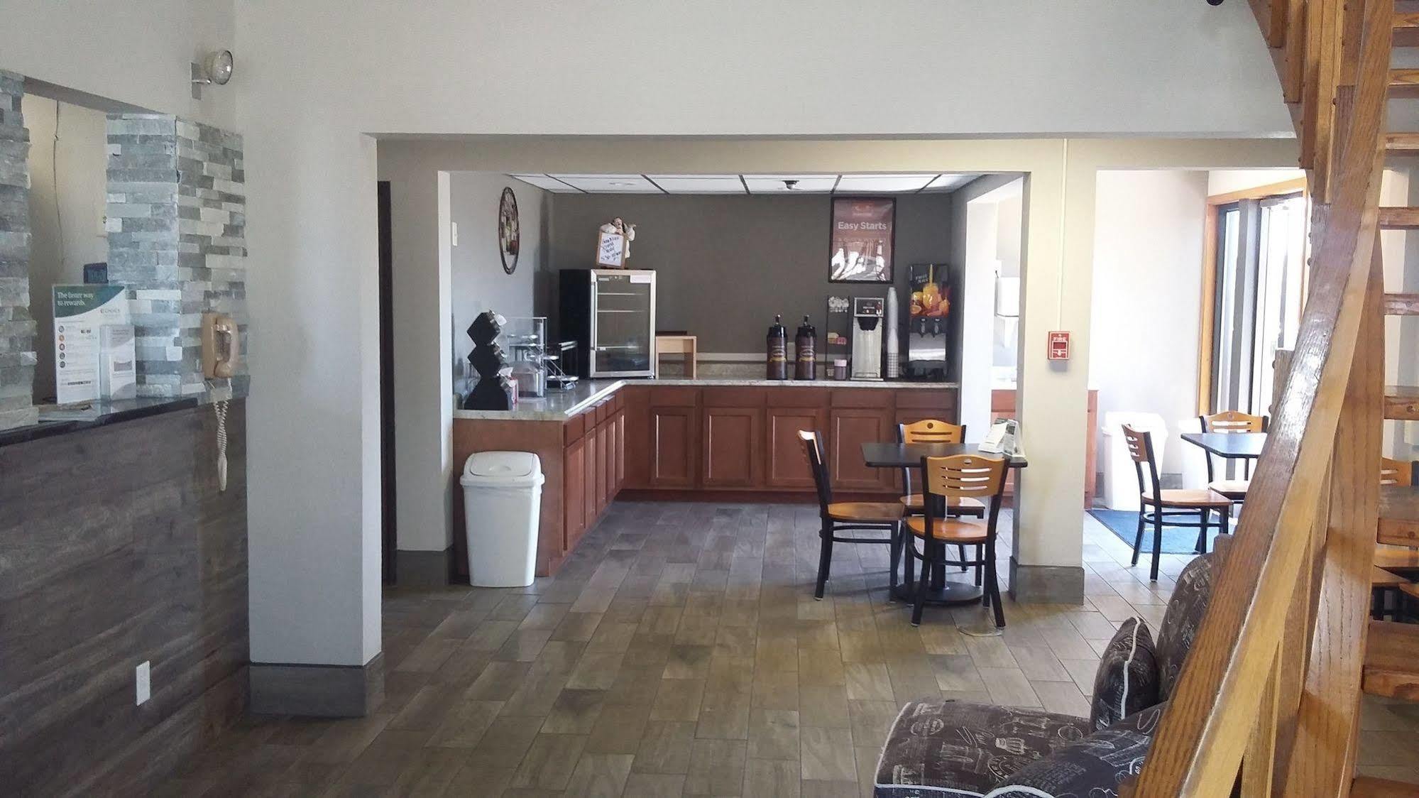 Econo Lodge Уотъртаун Екстериор снимка