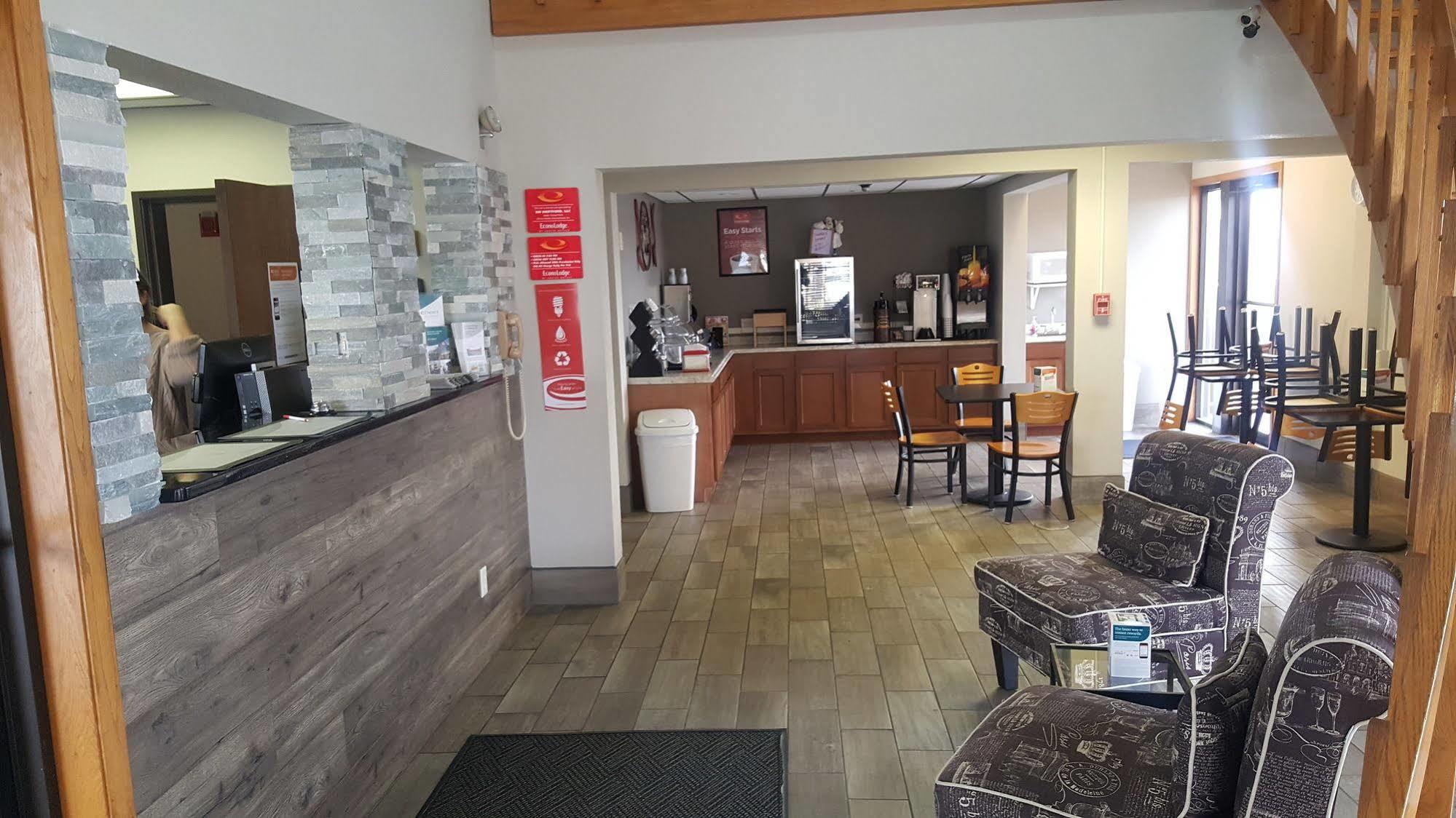 Econo Lodge Уотъртаун Екстериор снимка